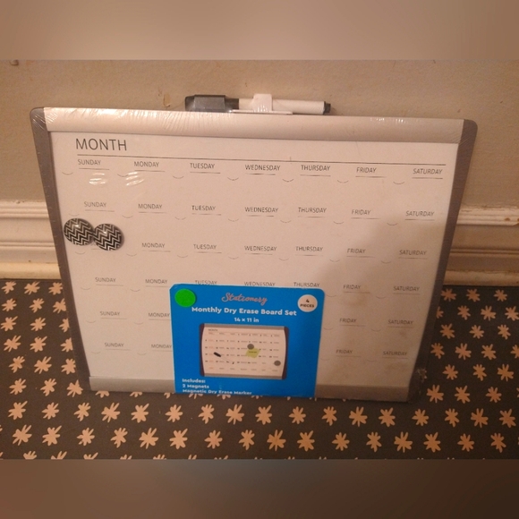 Dry erase calendar - Picture 1 of 4